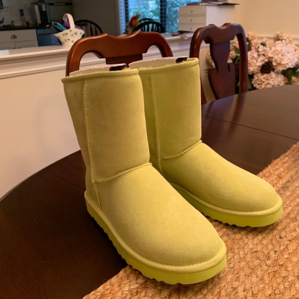 UGGS SUEDE BOOTS.